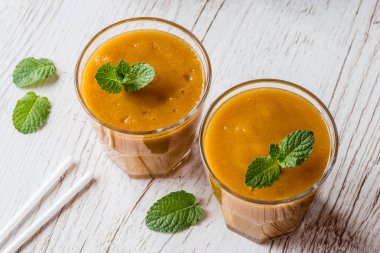 Sağlıklı içecek - taze şeftali yüzlü nane ile harmanlanmış.