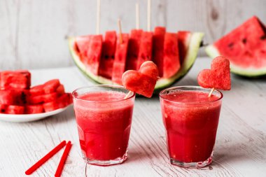 sağlıklı içecekler. Beyaz ahşap zemin üzerinde bir kalp ile karpuz güler yüzlü