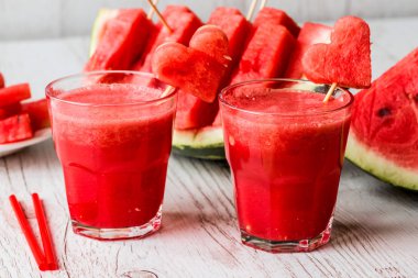 sağlıklı içecekler. Beyaz ahşap zemin üzerinde bir kalp ile karpuz güler yüzlü