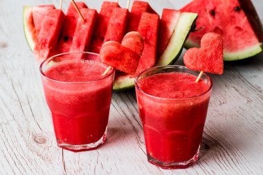 sağlıklı içecekler. Beyaz ahşap zemin üzerinde bir kalp ile karpuz güler yüzlü