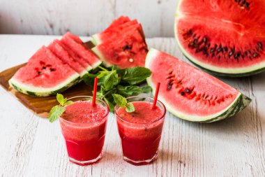 sağlıklı içecekler. karpuz yüzlü beyaz ahşap zemin üzerinde