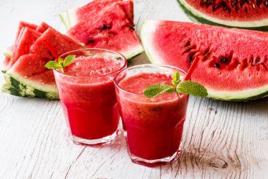 sağlıklı içecekler. karpuz yüzlü beyaz ahşap zemin üzerinde