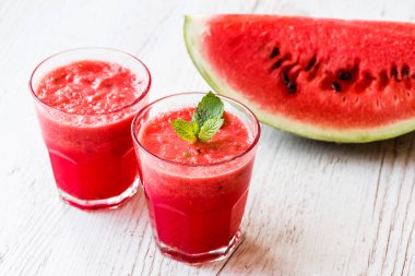 sağlıklı içecekler. karpuz yüzlü beyaz ahşap zemin üzerinde