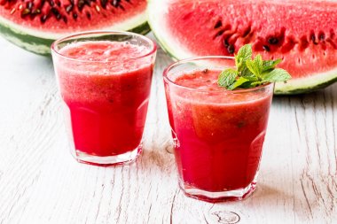 sağlıklı içecekler. karpuz yüzlü beyaz ahşap zemin üzerinde