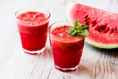 sağlıklı içecekler. karpuz yüzlü beyaz ahşap zemin üzerinde