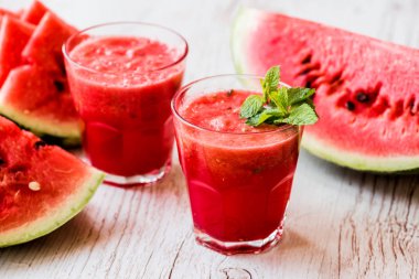 sağlıklı içecekler. karpuz yüzlü beyaz ahşap zemin üzerinde