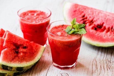 sağlıklı içecekler. karpuz yüzlü beyaz ahşap zemin üzerinde