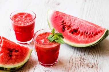 sağlıklı içecekler. karpuz yüzlü beyaz ahşap zemin üzerinde