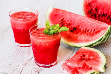 sağlıklı içecekler. karpuz yüzlü beyaz ahşap zemin üzerinde
