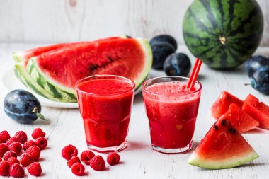 sağlıklı içecekler. Beyaz ahşap zemin üzerinde karpuz ve ahududu smoothies