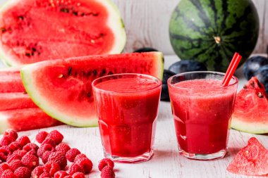 sağlıklı içecekler. Beyaz ahşap zemin üzerinde karpuz ve ahududu smoothies