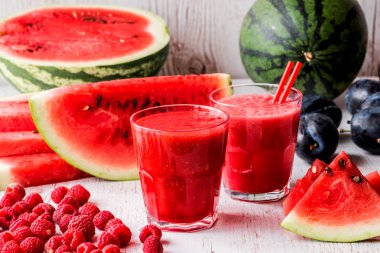 sağlıklı içecekler. Beyaz ahşap zemin üzerinde karpuz ve ahududu smoothies