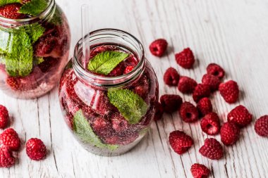 Su Beyaz ahşap zemin üzerinde çilek ile detoks. Sağlıklı içecekler