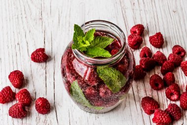 Su Beyaz ahşap zemin üzerinde rasberry ile detoks. Sağlıklı içecekler