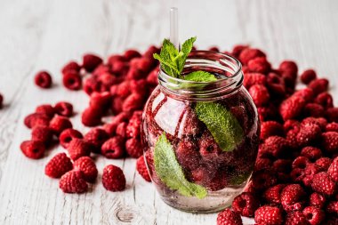Su Beyaz ahşap zemin üzerinde rasberry ile detoks. Sağlıklı içecekler