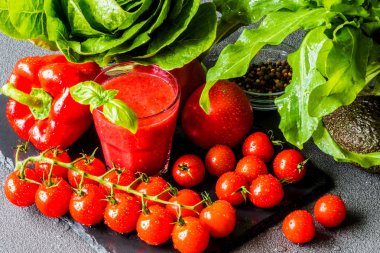 Taze domates Detoks güler yüzlü bir cam siyah arduvaz tahtası