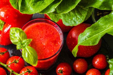 Taze domates Detoks güler yüzlü bir cam siyah arduvaz tahtası. Yakın çekim