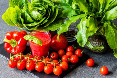 Taze domates Detoks güler yüzlü bir cam siyah arduvaz tahtası