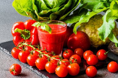 Taze domates Detoks güler yüzlü bir cam siyah arduvaz tahtası