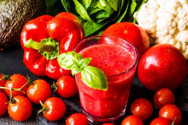 Taze domates Detoks güler yüzlü bir cam siyah arduvaz tahtası. Yakın çekim