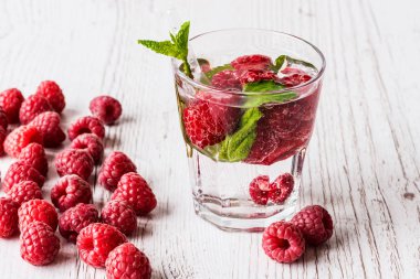 su çilek ve cam Beyaz ahşap zemin üzerine nane ile Detoks