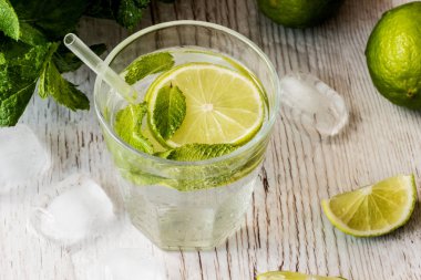 Mojito kokteyl limon, nane ve buz Beyaz ahşap zemin üzerinde.