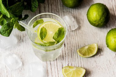 Mojito kokteyl limon, nane ve buz Beyaz ahşap zemin üzerinde.