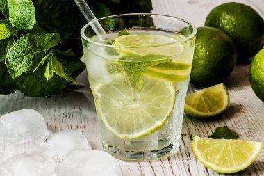 Mojito kokteyl limon, nane ve buz Beyaz ahşap zemin üzerinde.