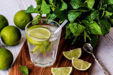Mojito kokteyl limon, nane ve buz Beyaz ahşap zemin üzerinde.