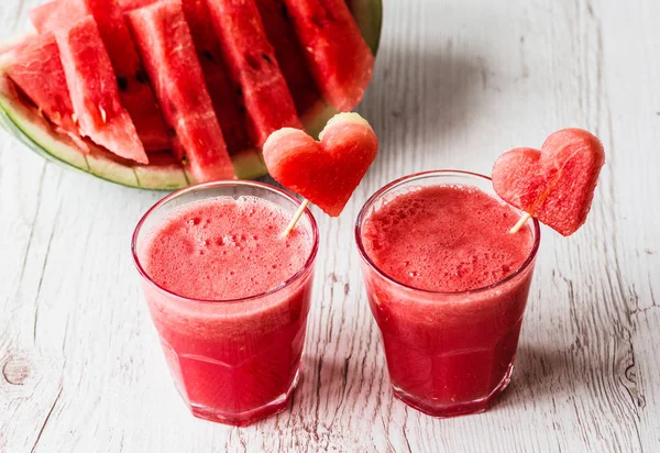 Bebidas saudáveis. smoothie melancia com um coração no fundo de madeira branco — Fotografia de Stock