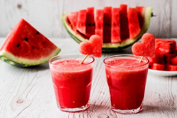 sağlıklı içecekler. Beyaz ahşap zemin üzerinde bir kalp ile karpuz güler yüzlü