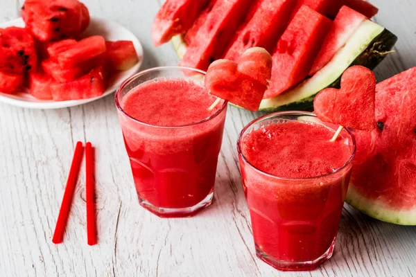 sağlıklı içecekler. Beyaz ahşap zemin üzerinde bir kalp ile karpuz güler yüzlü