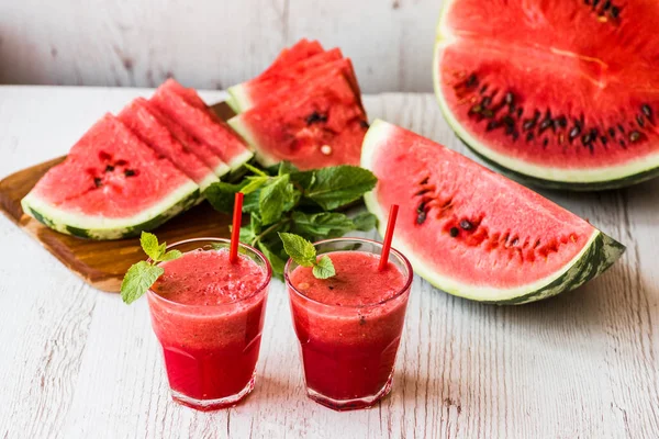 sağlıklı içecekler. karpuz yüzlü beyaz ahşap zemin üzerinde
