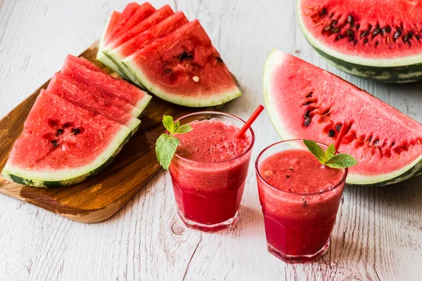 Bebidas saludables. batido de sandía sobre fondo de madera blanca —  Fotos de Stock