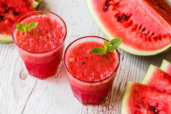 Bebidas saludables. batido de sandía sobre fondo de madera blanca —  Fotos de Stock