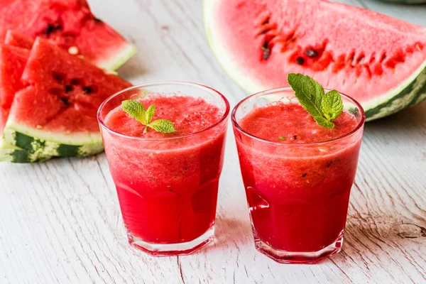 Bebidas saludables. batido de sandía sobre fondo de madera blanca —  Fotos de Stock