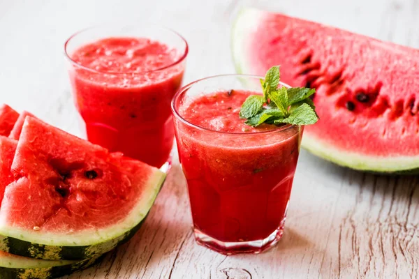 sağlıklı içecekler. karpuz yüzlü beyaz ahşap zemin üzerinde