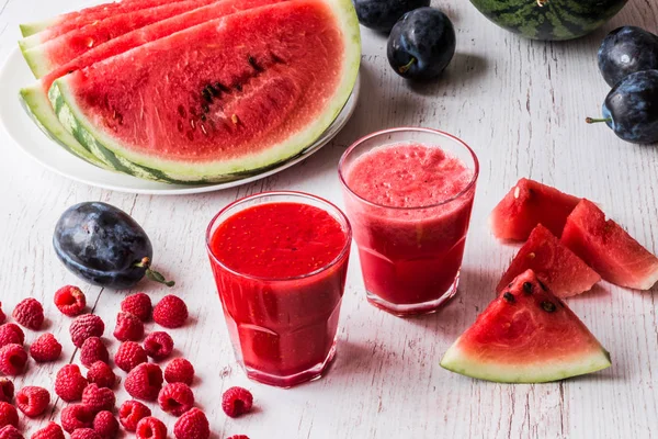 Bebidas saludables. smoothies de sandía y frambuesa sobre fondo de madera blanca —  Fotos de Stock