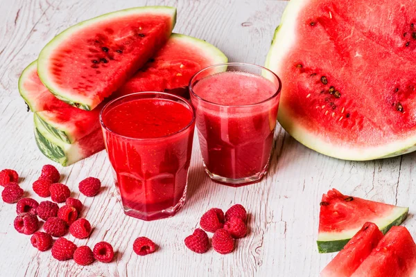 sağlıklı içecekler. Beyaz ahşap zemin üzerinde karpuz ve ahududu smoothies