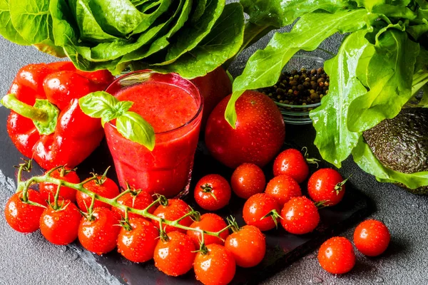 Taze domates Detoks güler yüzlü bir cam siyah arduvaz tahtası