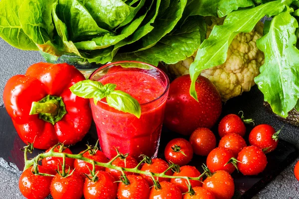 Taze domates Detoks güler yüzlü bir cam siyah arduvaz tahtası