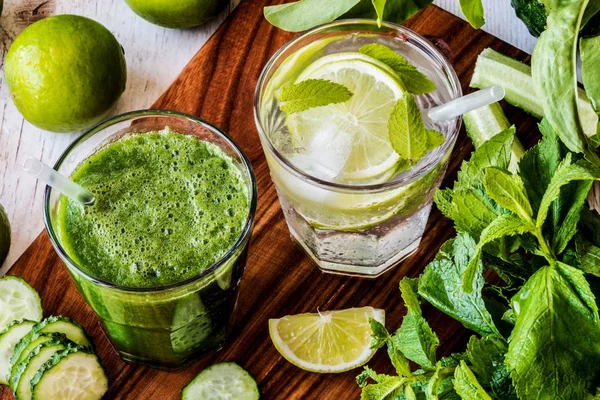 Yeşil smoothie ve detoks su kireç, nane ve buz üzerinde ahşap arka plan ile. detoks diyet. Yakın çekim