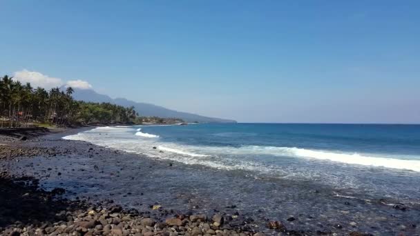 查看从岸边的海洋到活跃的火山贡在印度尼西亚巴厘岛. — 图库视频影像