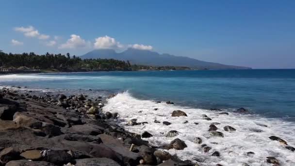 Blick vom Ufer des Ozeans auf den aktiven Vulkan gunung agung in bali, Indonesien. — Stockvideo