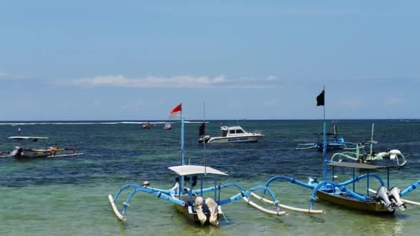 Traditional balinese "dragonfly" boat on the beach. Jukung fishing boats on Sanur beach, Bali, Indonesia, Asia — Stock Video