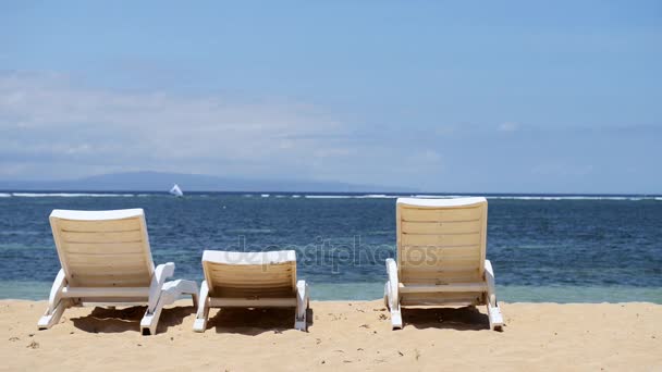 Hora de verão na praia e no solário. Camas de sol em uma praia vazia em Bali — Vídeo de Stock