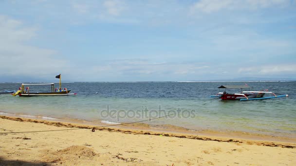 Traditionell balinesisk ”dragonfly” båt på stranden. Jukung fiskebåtar på Sanur beach, Bali, Indonesien, Asien — Stockvideo