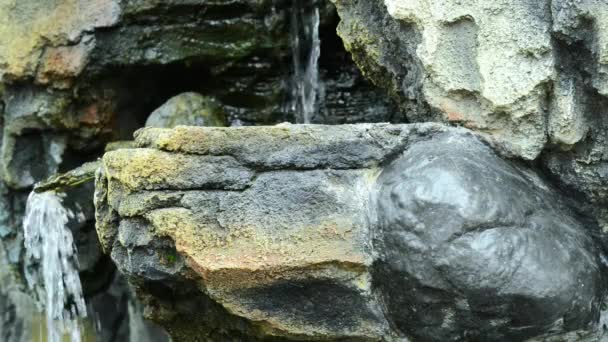 L'eau coule à travers les rochers. Gros plan — Video