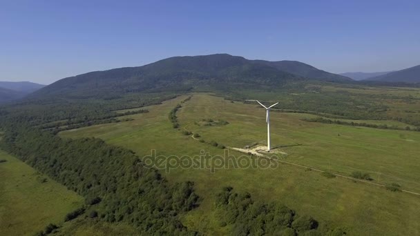 Blick auf eine Windkraftanlage mit Bergen im Hintergrund. alternative Energien. — Stockvideo