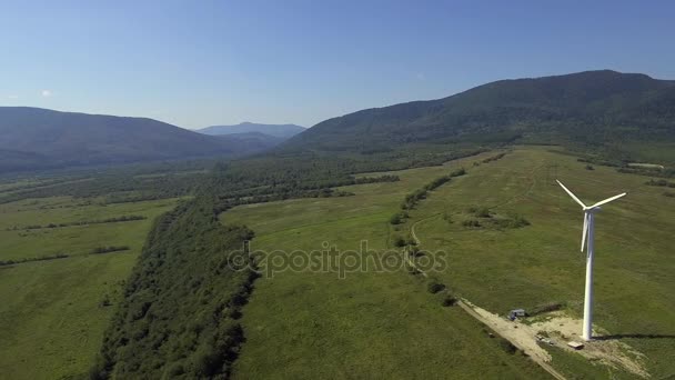 Vista de la turbina de viento con montañas en el fondo. Energía alternativa . — Vídeos de Stock